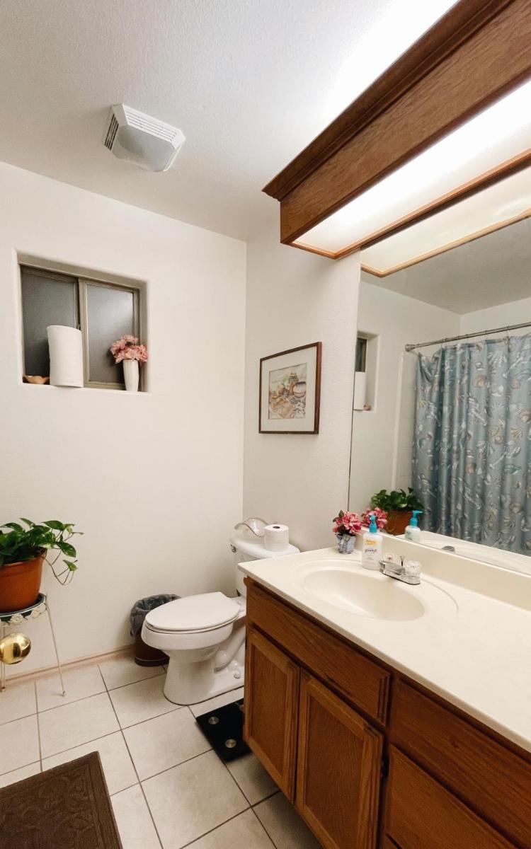 Cozy Queen Bed + Amenities and Parking Included - Housity