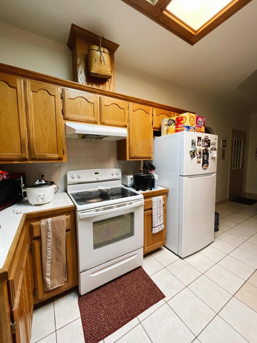Cozy Queen Bed + Amenities and Parking Included - Housity