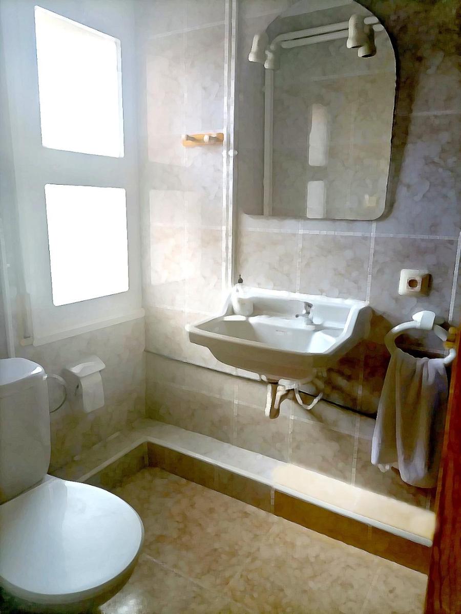 Hostal Isla Cristina Mataro - Housity