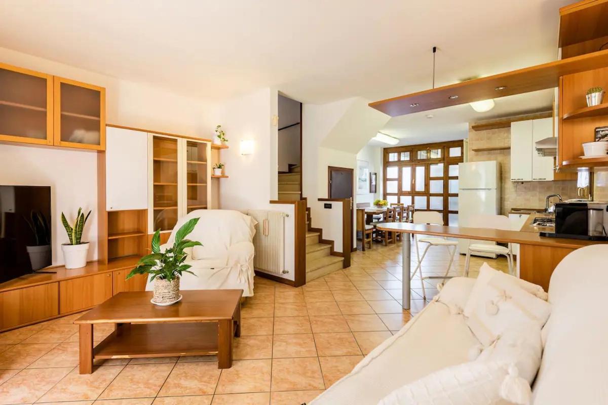 Spacious Villa - private garden near the Sea/Beach - Housity