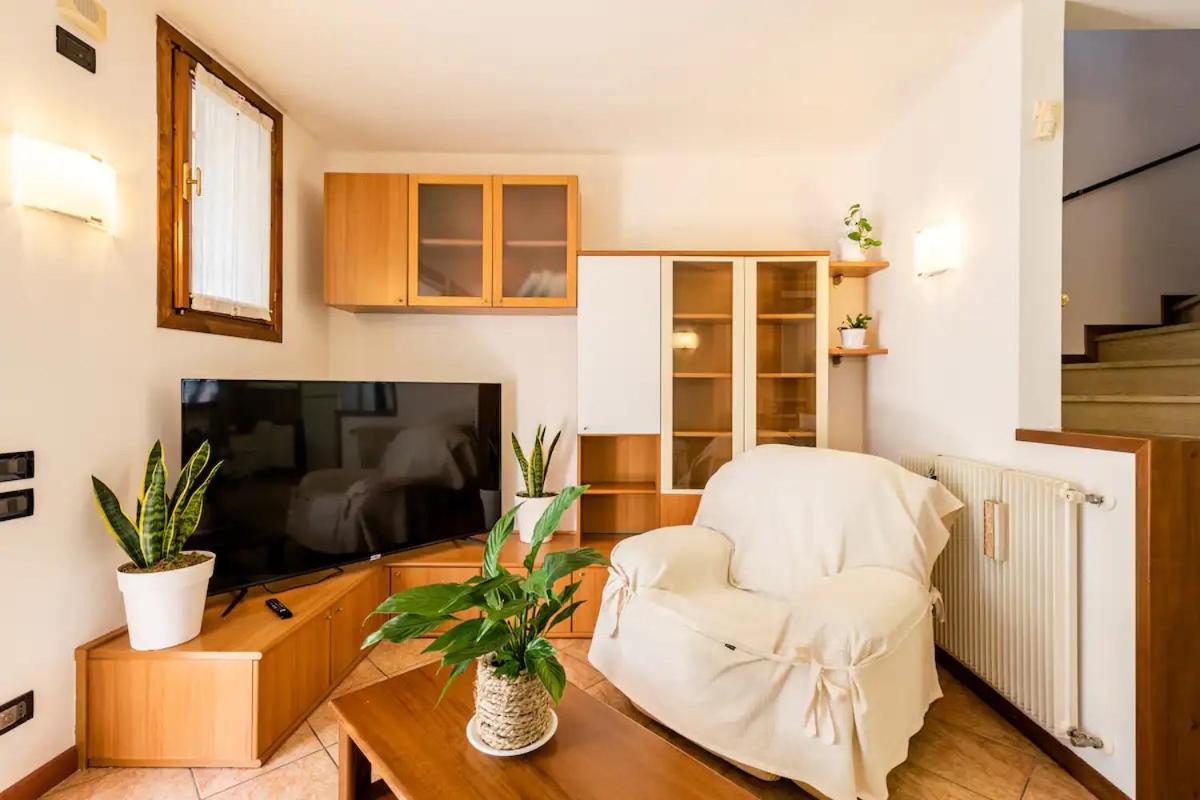 Suitetrails - Spacious Villa - private garden near the Sea/Beach