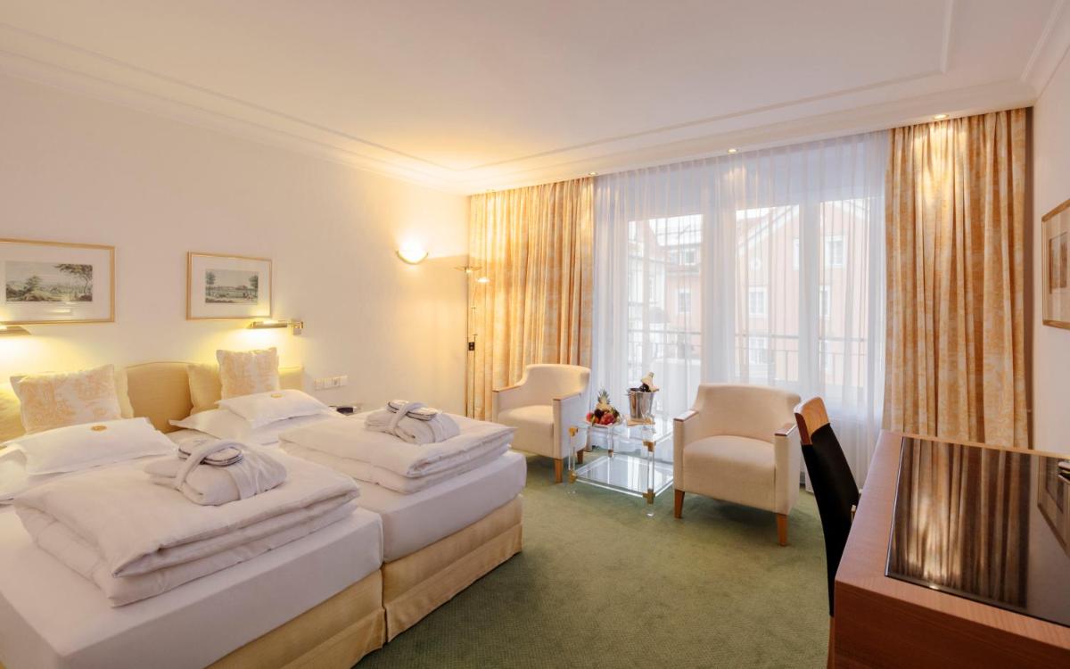 Ein Bett oder Betten in einem Zimmer der Unterkunft Hotel Bayerischer Hof