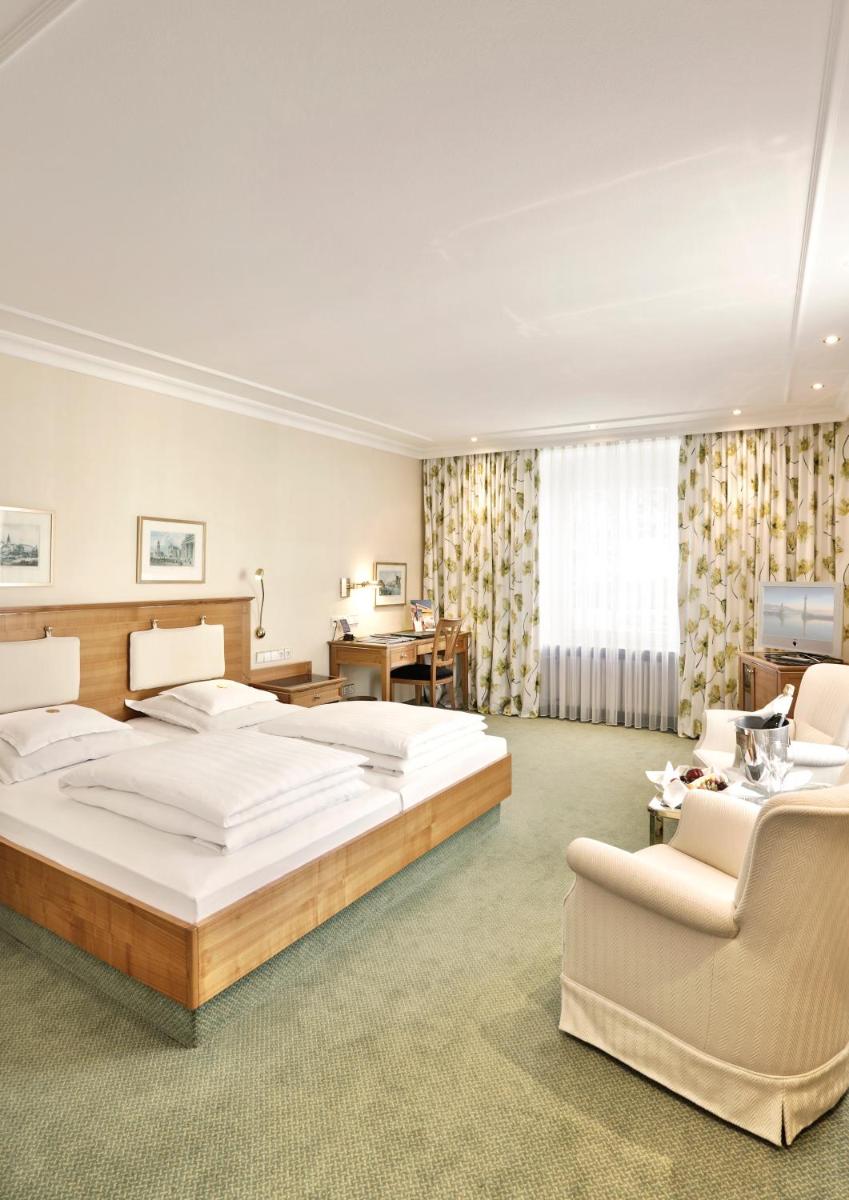 Ein Bett oder Betten in einem Zimmer der Unterkunft Hotel Bayerischer Hof