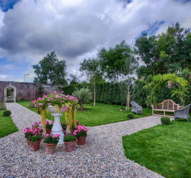 The Village , Bar and Restaurant - Housity