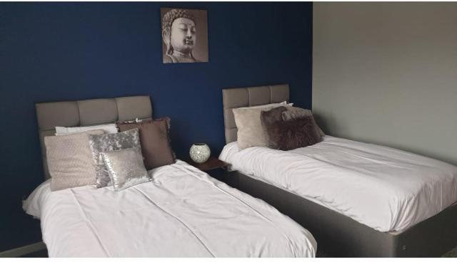 Elite Accomm Wolverhampton sleeps 4 long term workers or family comfortably - Housity