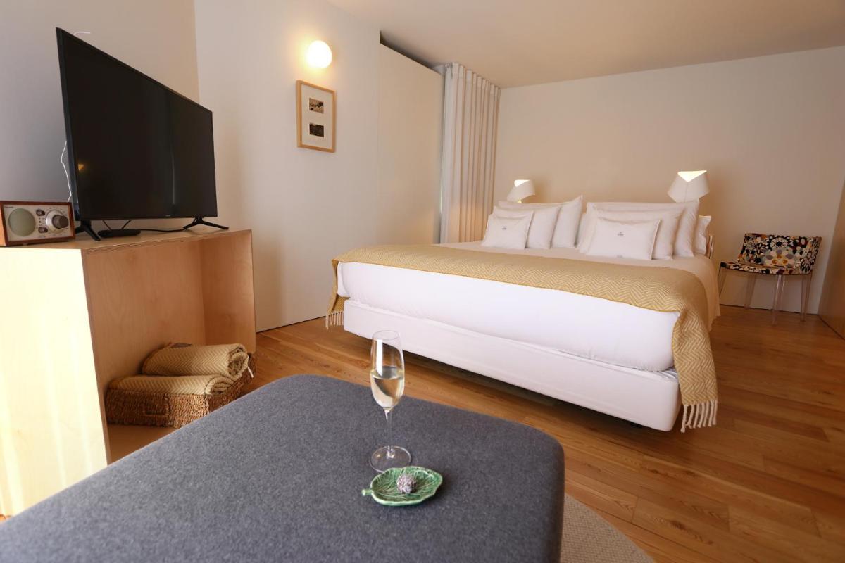Uma televisão e/ou sistema de entretenimento em Casas Da Lapa, Nature & Spa Hotel