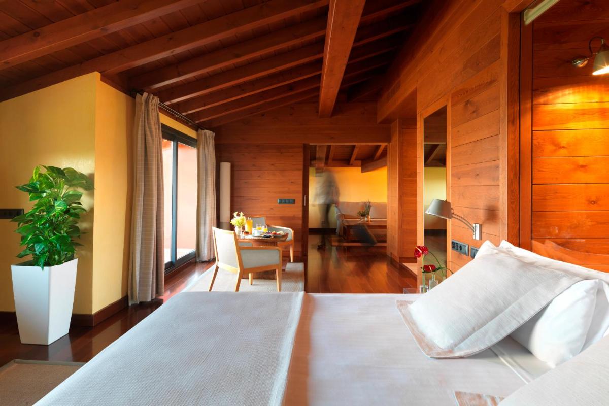 Un dormitorio con una cama y un comedor. en Montanyà, en Seva