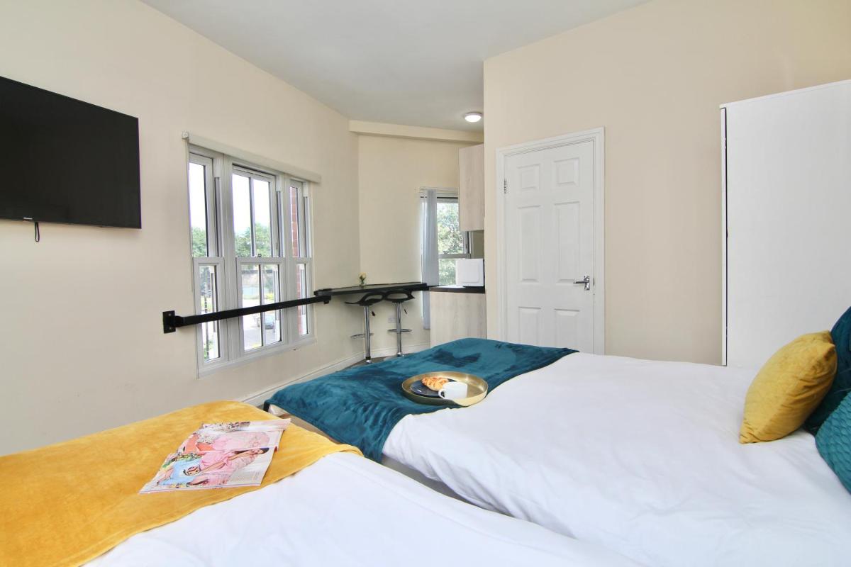 Elegant Studio 5 mins Walk to Coventry Transport Museum - Housity