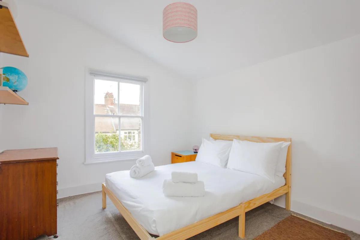 Spacious 3 Bedroom Apartment in South East London - Housity