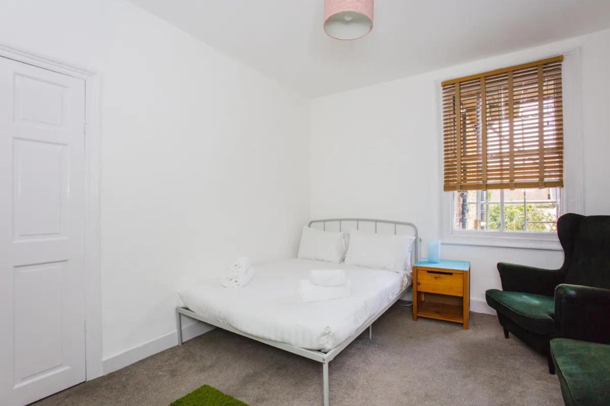 Spacious 3 Bedroom Apartment in South East London - Housity