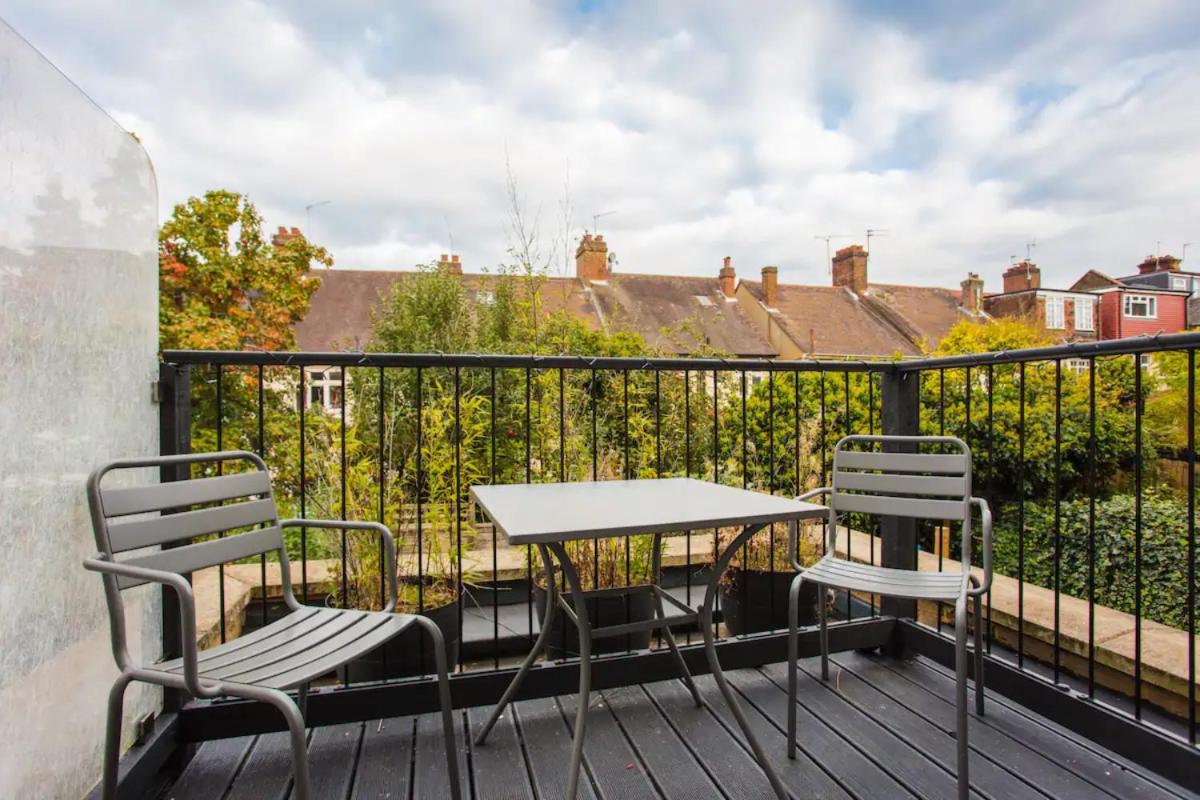 Spacious 3 Bedroom Apartment in South East London - Housity