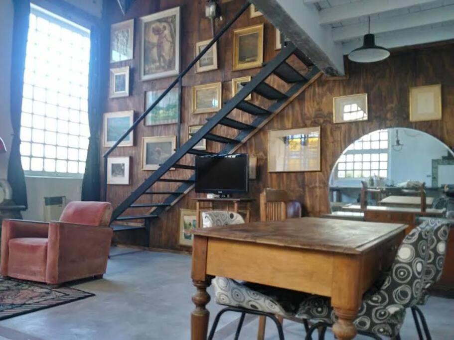 Galpón reciclado tipo loft con muebles vintage - Housity