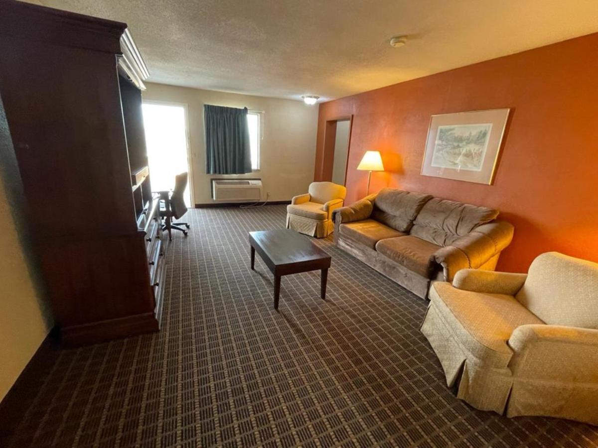Suitetrails - Knights Inn & Suites Emporia
