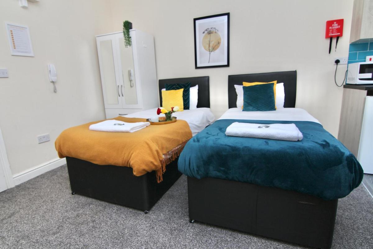 Twin Bed Studio Near Train Station, Netflix, WiFi - Hizvo