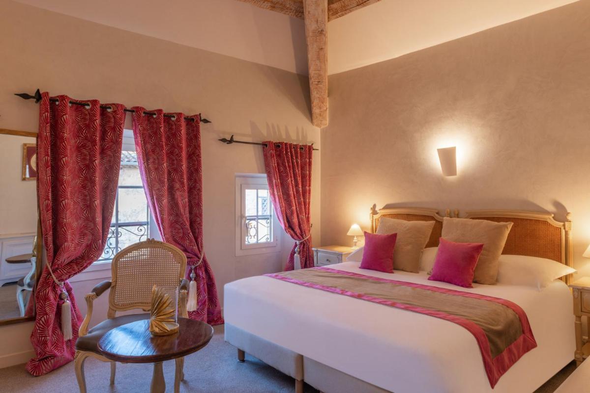 - une chambre avec un grand lit et des rideaux rouges dans l'établissement Hôtel Golf & Spa Château de la Bégude The Originals Collection, à Valbonne 116 autres photos