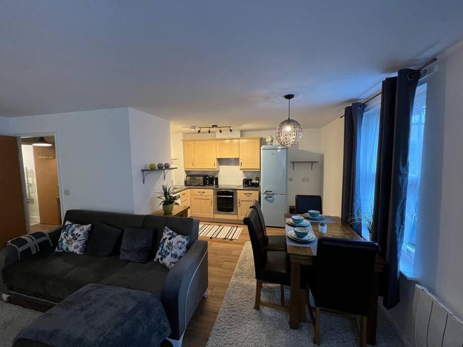 1 Bedroom Ground Floor Apartment ,Close to Centre,Parking - Housity