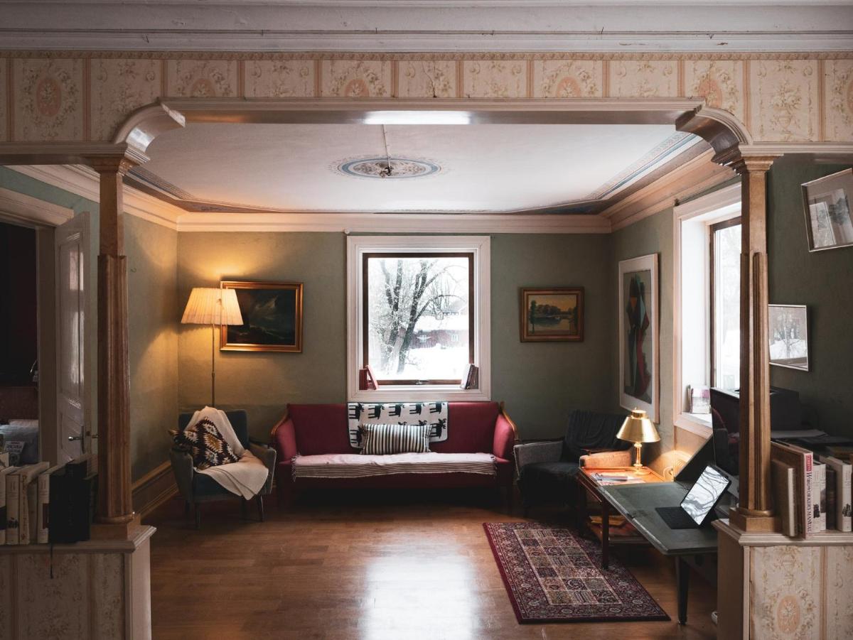 Charming 6 bedroom House & Horse Farm - Sleeps 12 - Housity