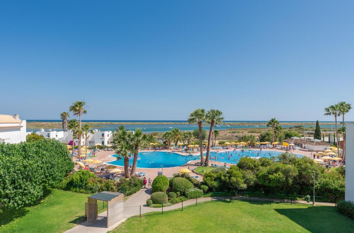 vista para a piscina num resort em Golden Club Cabanas em Cabanas de Tavira