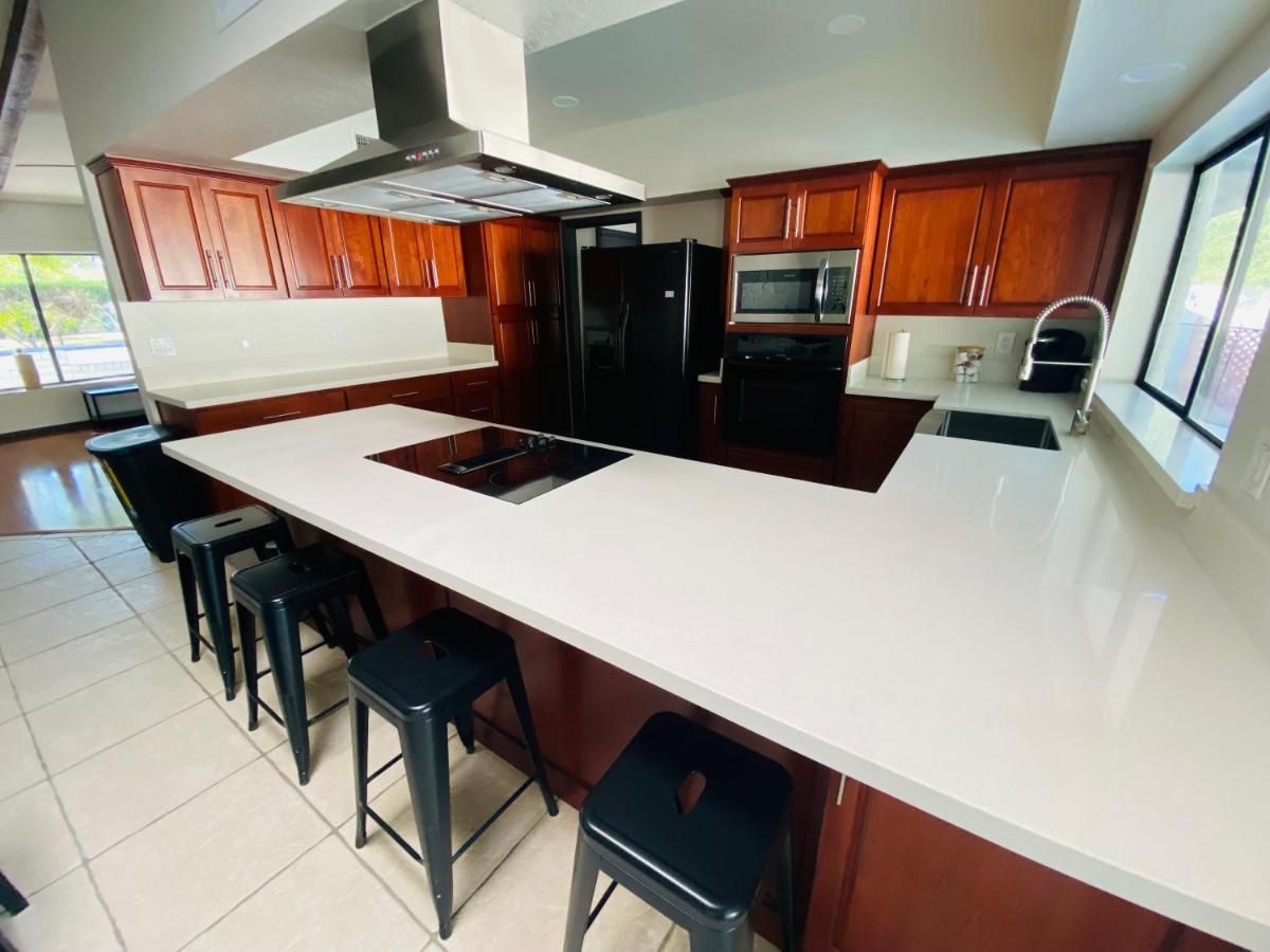 Amazing Mesa Home with Basement! Sleeps 18! - Housity