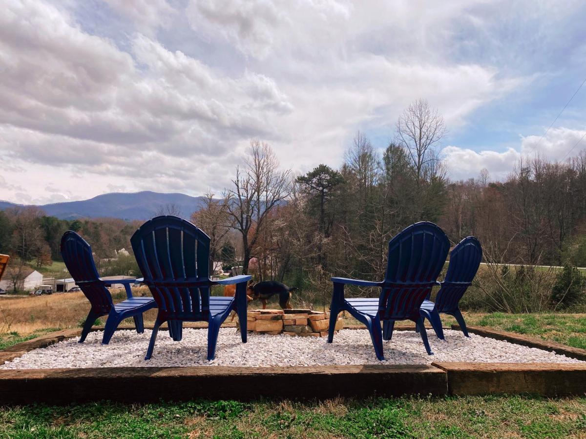 1/2 mile to downtown Bryson City. Cozy apartments with mountain views. - Housity