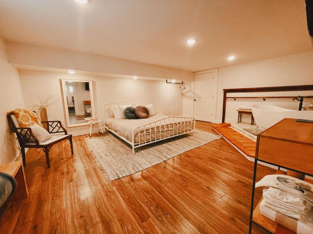 1/2 mile to downtown Bryson City. Cozy apartments with mountain views. - Housity