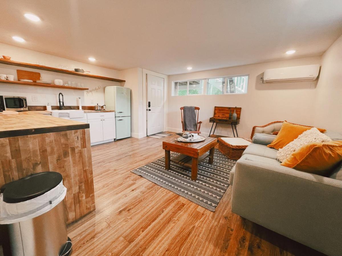 1/2 mile to downtown Bryson City. Cozy apartments with mountain views. - Housity