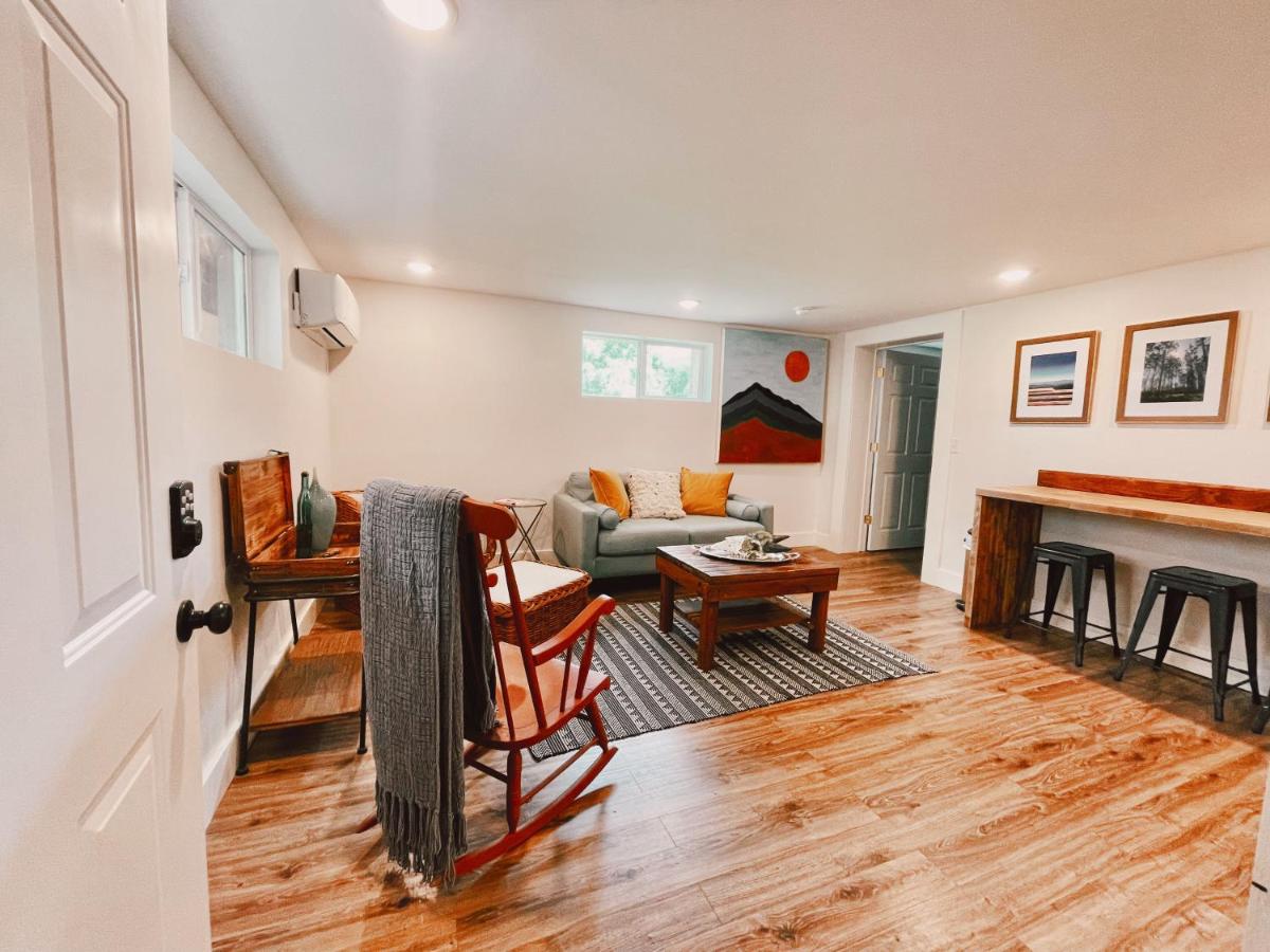 1/2 mile to downtown Bryson City. Cozy apartments with mountain views. - Housity