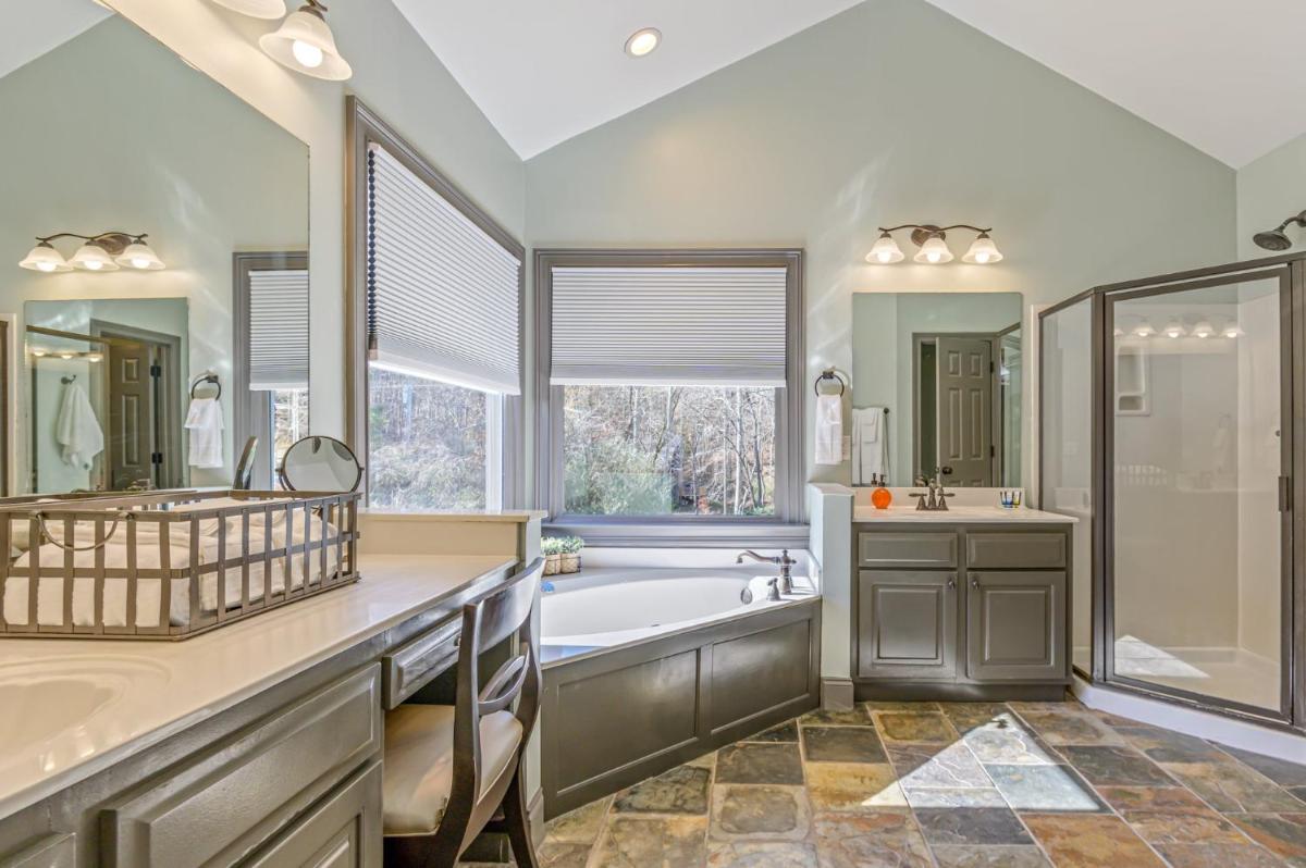 5BR With Movie & Game Rooms Near LakePoint PBR - Housity