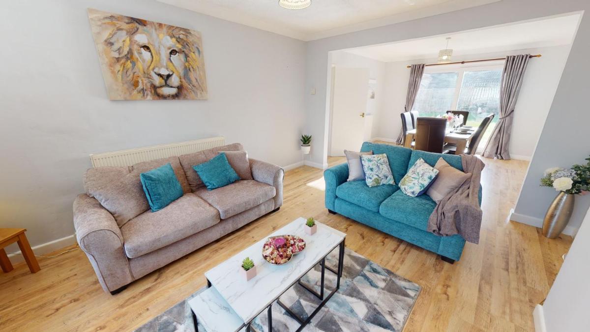 SRK - Chalet House near Town with Large Garden by Srk Serviced Accommodation - Housity