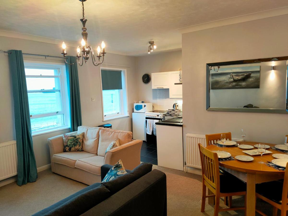 Sunrise View - Beachfront Apartment, Weymouth - Housity