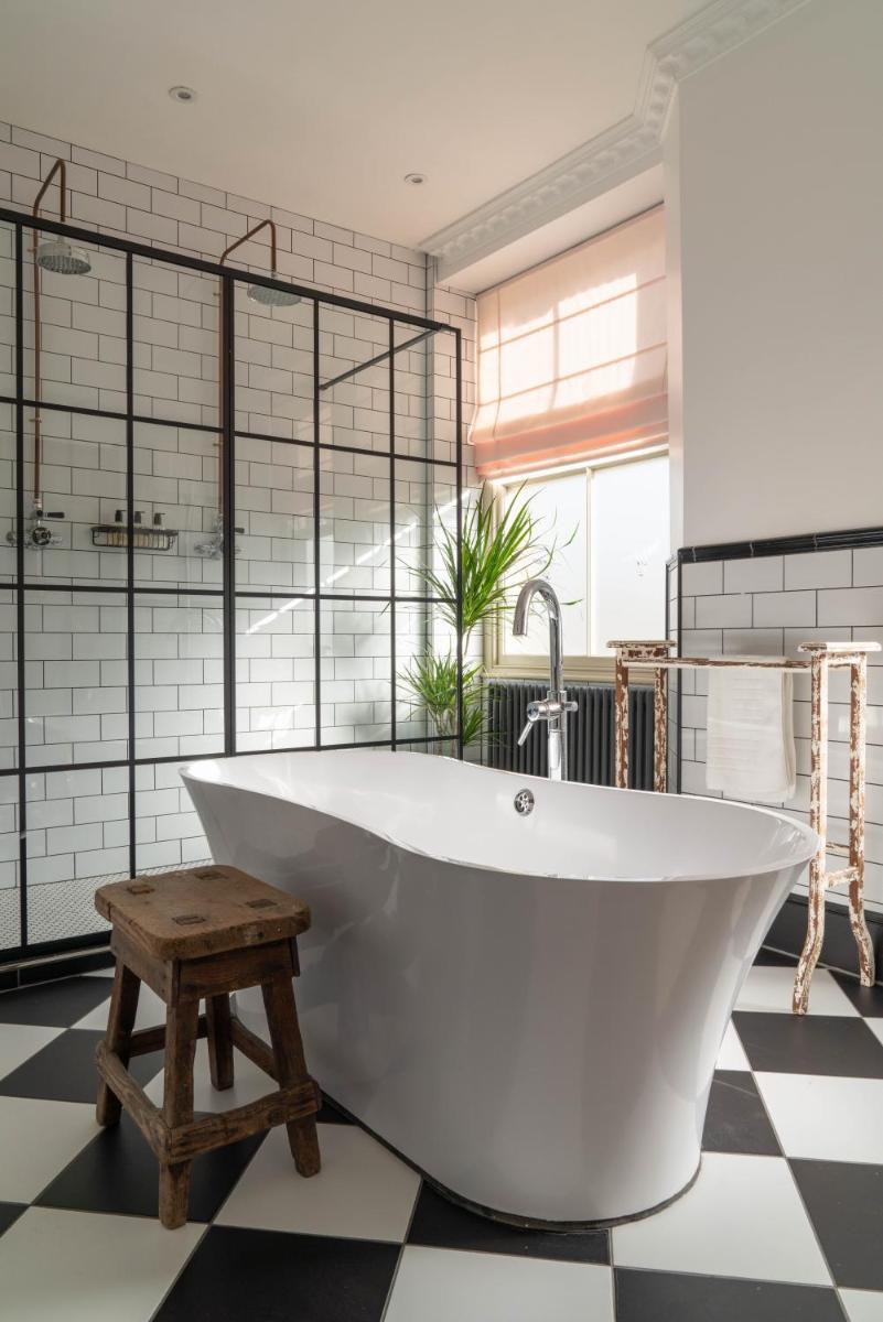 The Crooked Swan - Housity