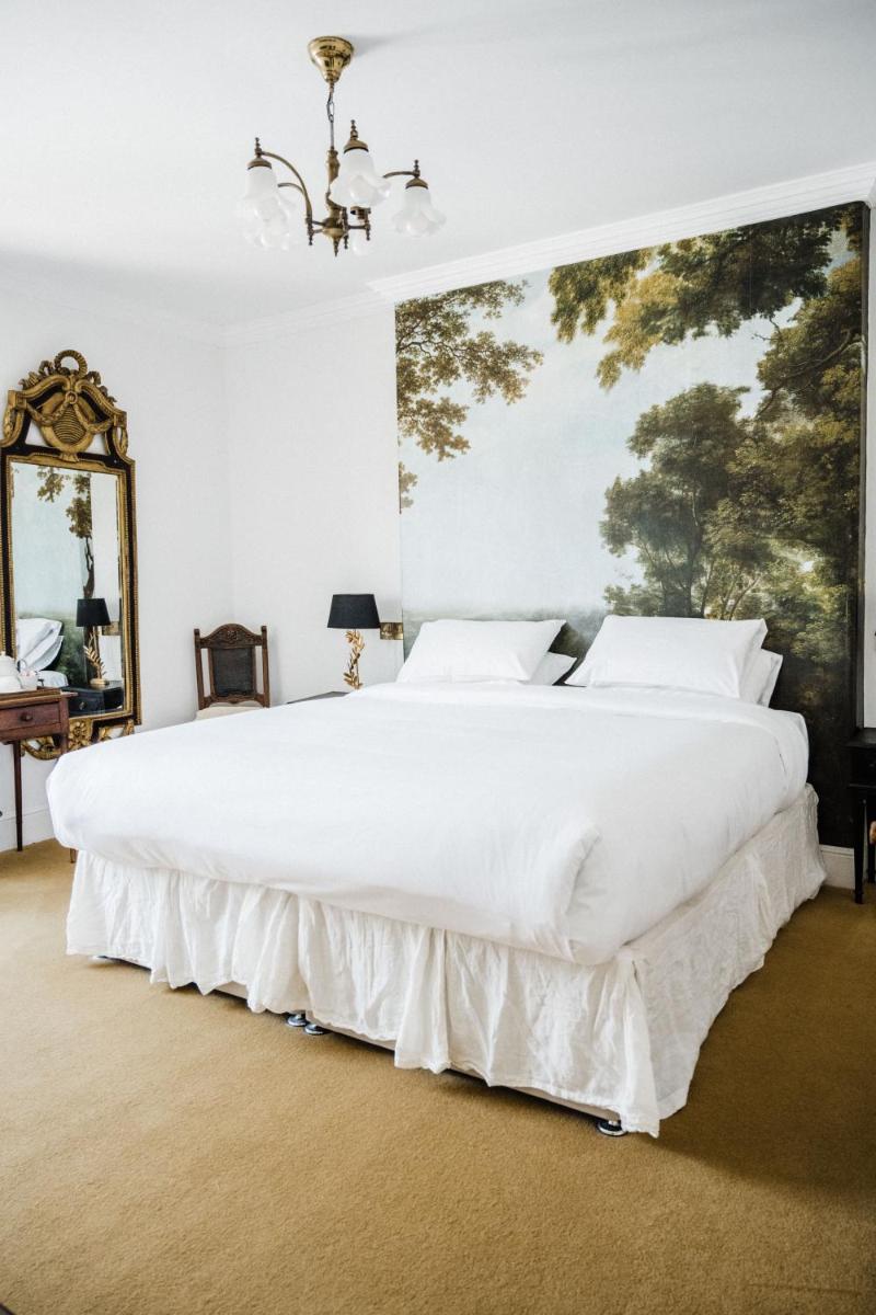 The Crooked Swan - Housity