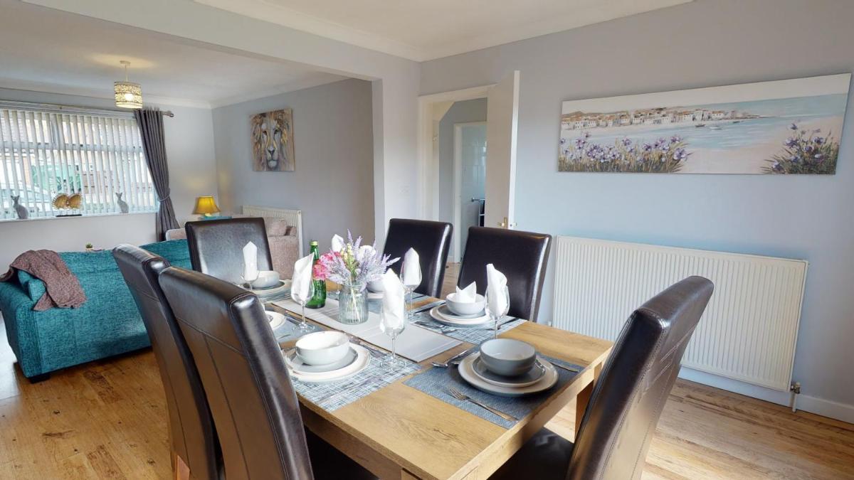 SRK - Chalet House near Town with Large Garden by Srk Serviced Accommodation - Housity