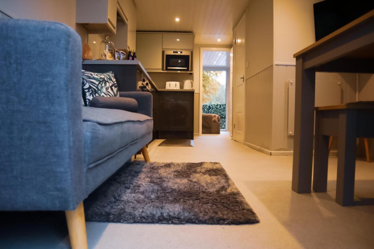 Lady Florence, Maidstone a Unique River Boat with Castle Views - Housity