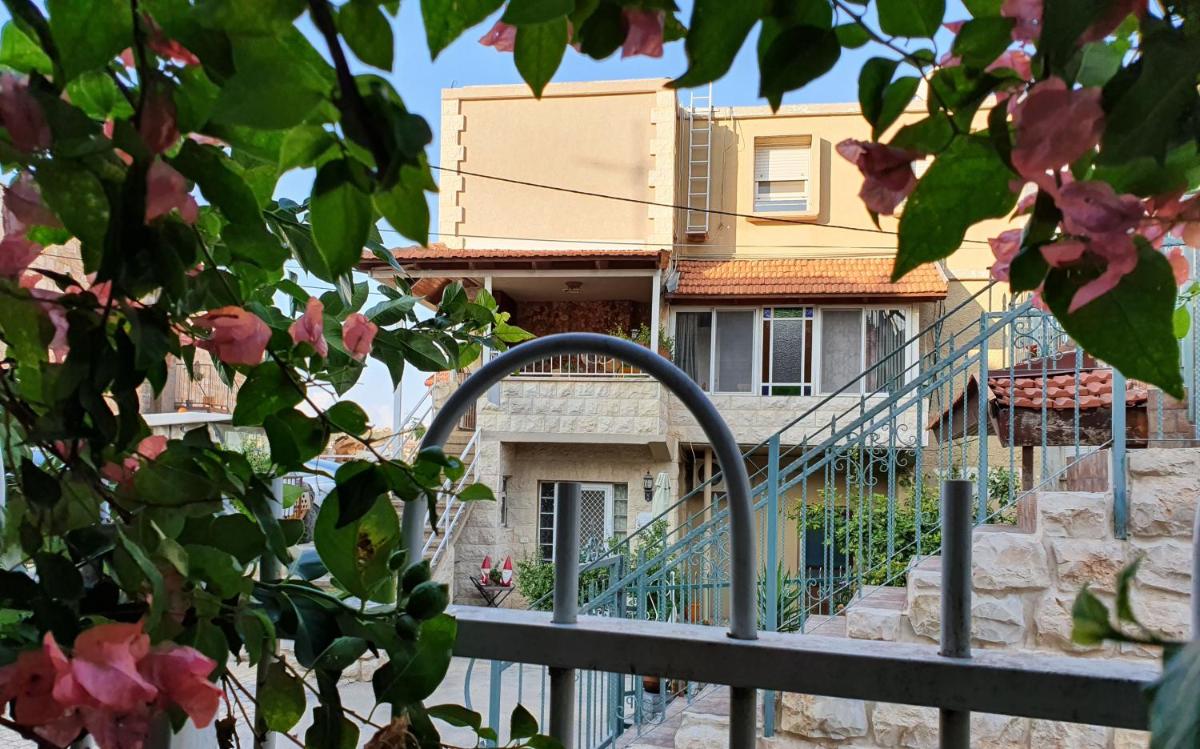 Near the King's castle - Housity