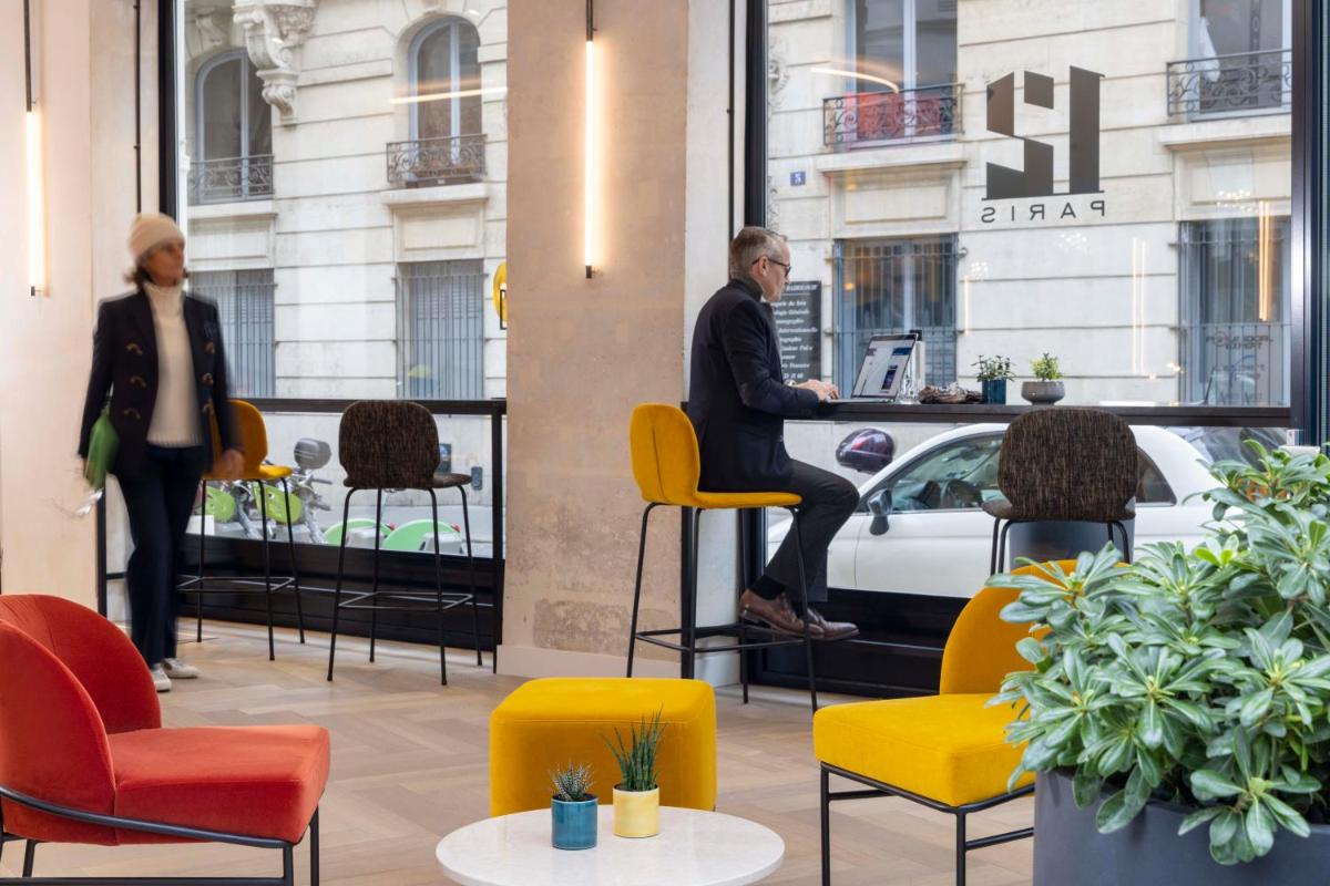 Coin salon dans l'établissement Le 12 Hôtel