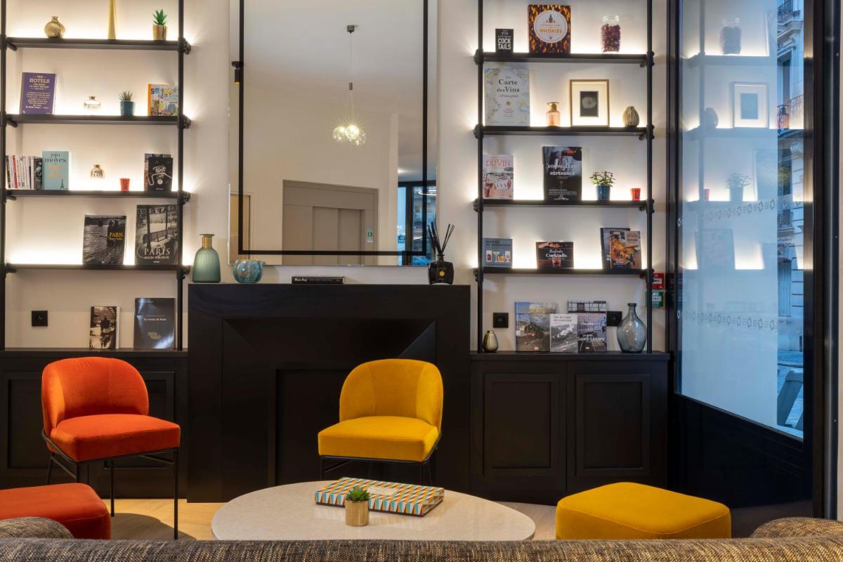 Coin salon dans l'établissement Le 12 Hôtel