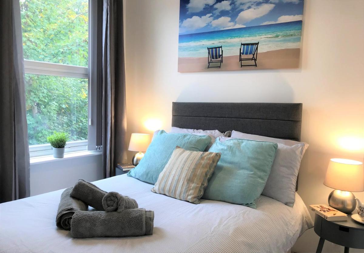 Central Wigan welcoming Townhouse sleeps up to 6 - Housity