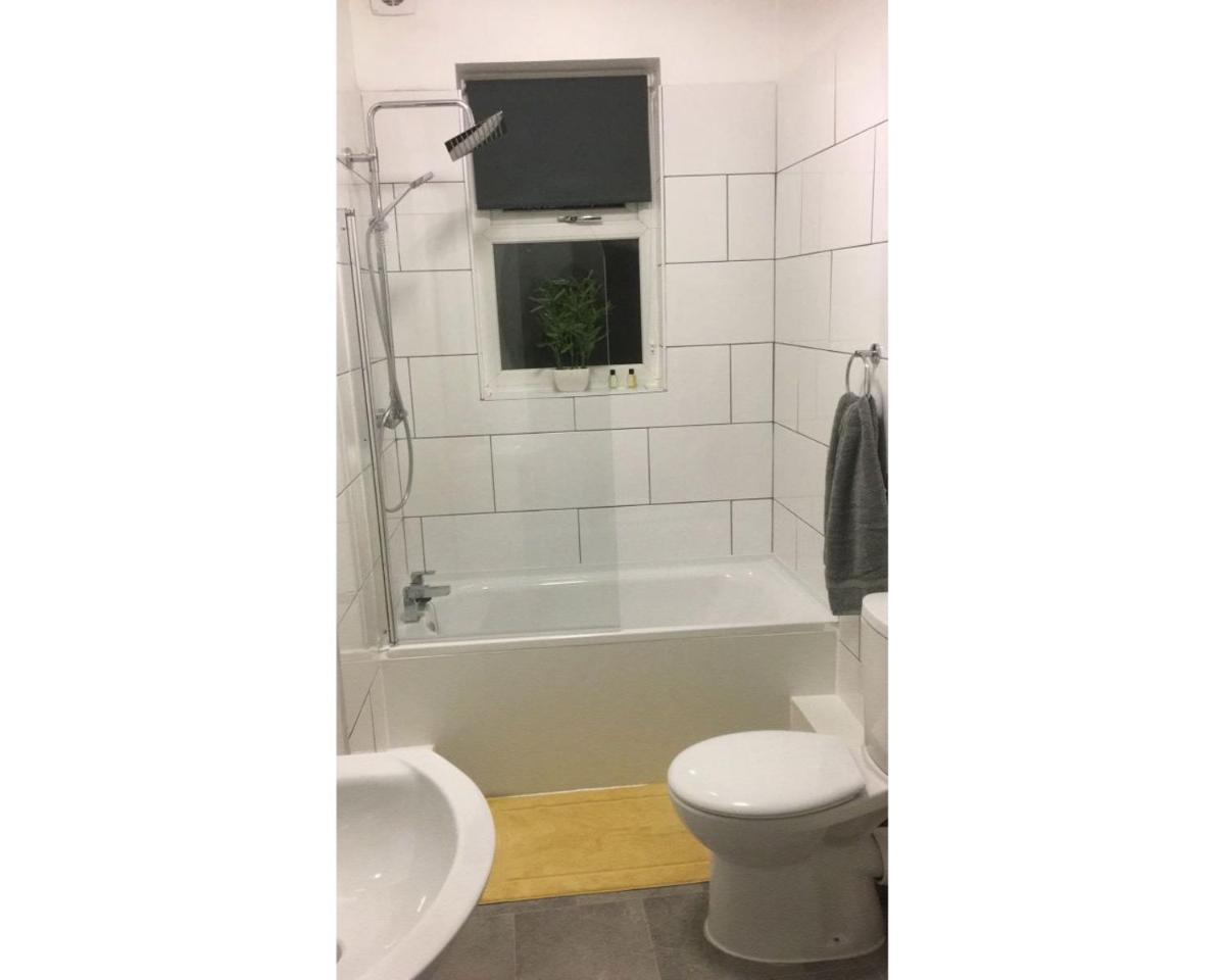 Central Wigan welcoming Townhouse sleeps up to 6 - Housity