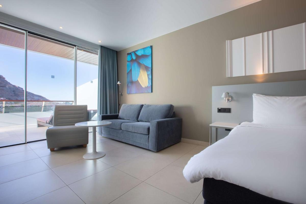 Cama o camas de una habitación en Radisson Blu Resort & Spa, Gran Canaria Mogan