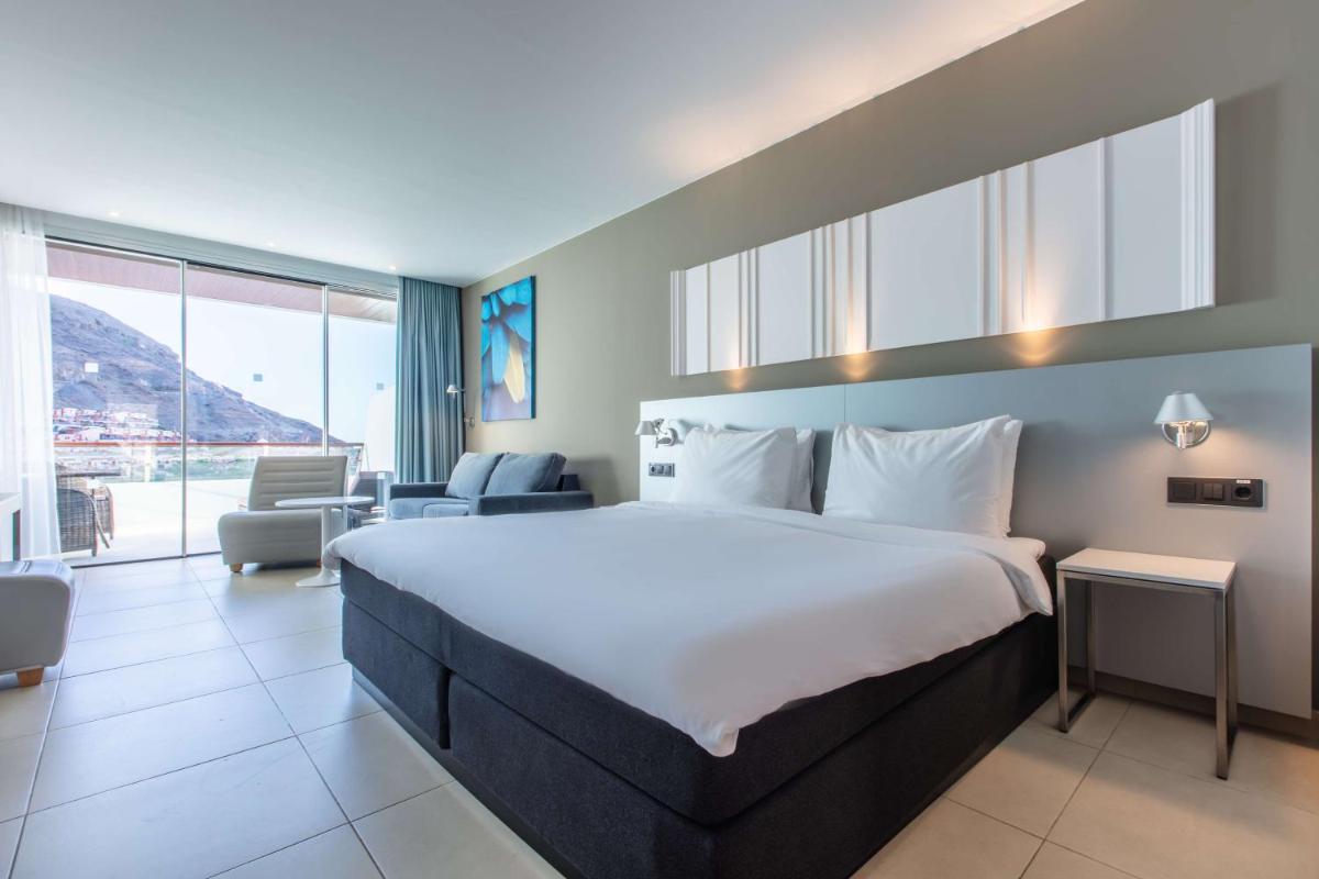 Cama o camas de una habitación en Radisson Blu Resort & Spa, Gran Canaria Mogan