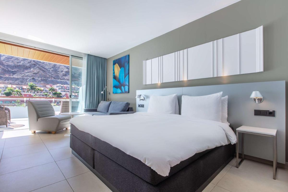 Cama o camas de una habitación en Radisson Blu Resort & Spa, Gran Canaria Mogan