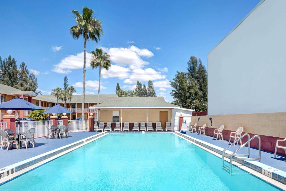 Howard Johnson by Wyndham Ft. Myers FL - Housity
