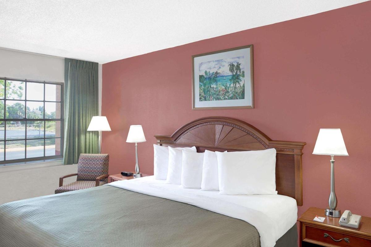 Howard Johnson by Wyndham Ft. Myers FL - Housity