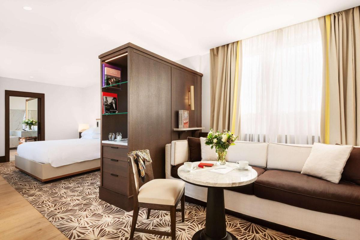 Un ou plusieurs lits dans un hébergement de l'établissement Hyatt Paris Madeleine