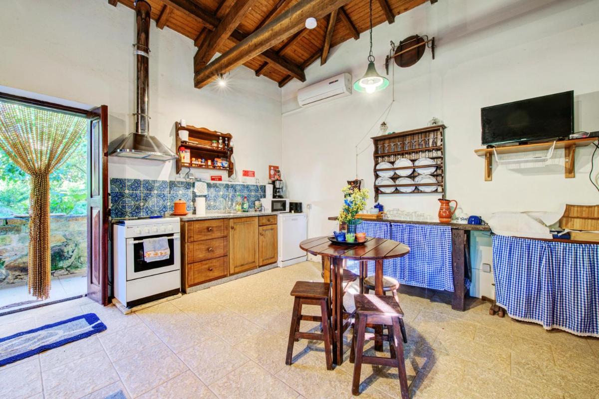 One bedroom house with furnished garden and wifi at Espinho 4 km away from the beach - Housity