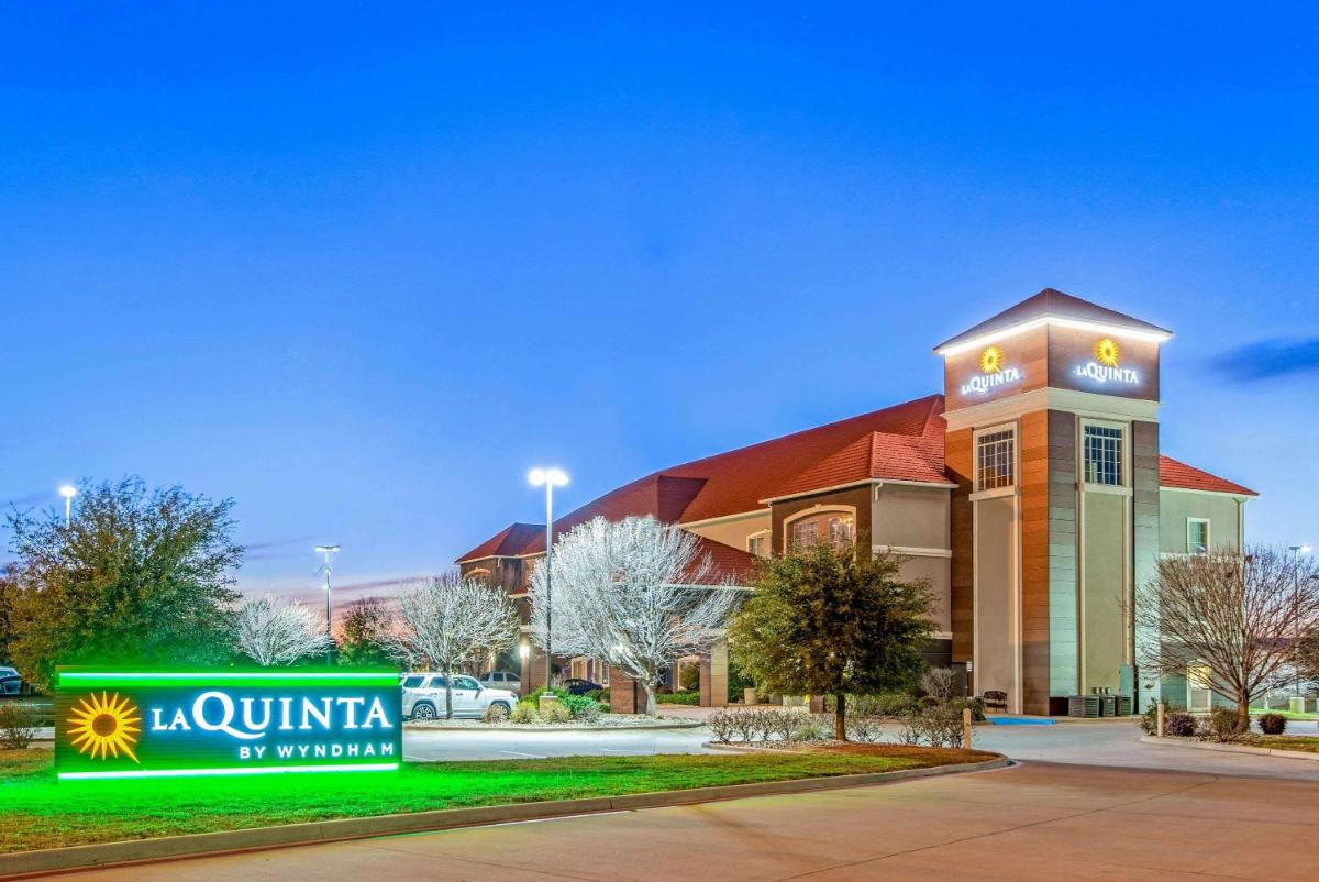 La Quinta by Wyndham Eastland - Housity