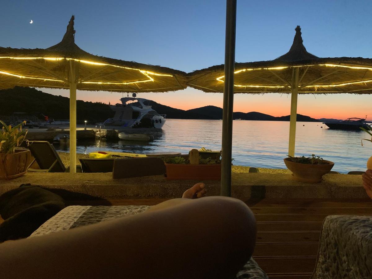 Beach house Hela - resort & tavern BAIN, free transport, pool, Island of Žut - Kornati - Housity