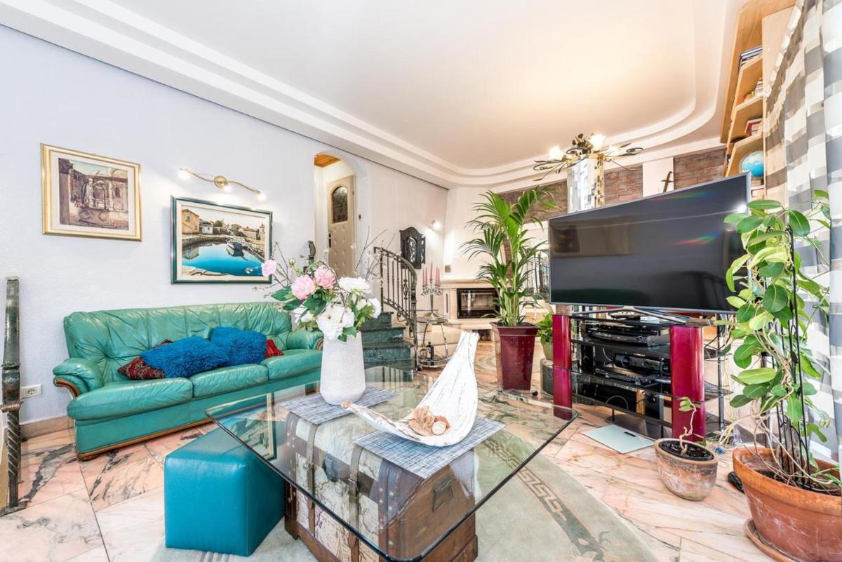 Luxury Villa in Rogoznica with Pool - Housity