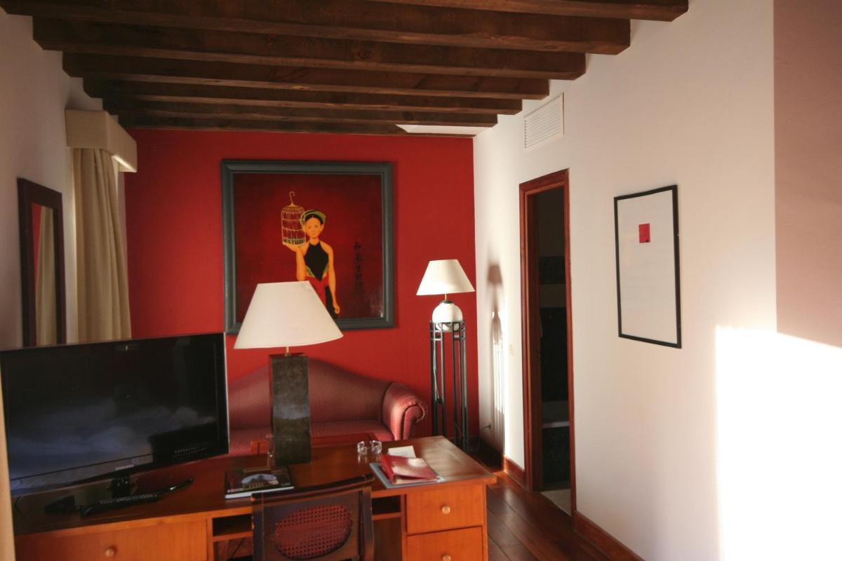 Una televisión o centro de entretenimiento en Hotel El Rancho